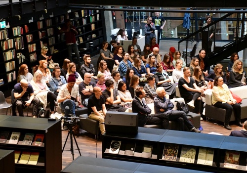 Zdjęcie, widok na licznie zebranych słuchaczy w przestrzeni biblioteki Europejskiego Centrum Solidarności. 
