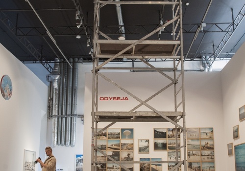  Zdjęcie, przestrzeń Sali Wystawienniczej, w której prezentowane są prace Michała Szlagi. Na środku Sali stoi rozstawione rusztowanie.