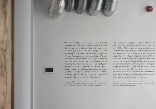 Zdjęcie, krótka notka dotycząca życia i twórczości Franciszki Themerson na jednej ze ścian Sali Wystawienniczej. Czarne litery na białym tle.