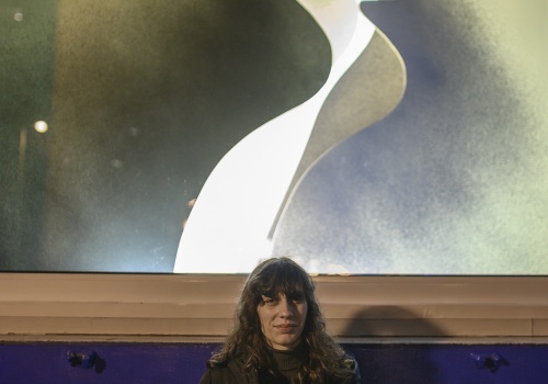 Fotografia przedstawiająca artystkę Paulinę Grosz na tle instalacji, którą zaprezentowała w galerii LKW.