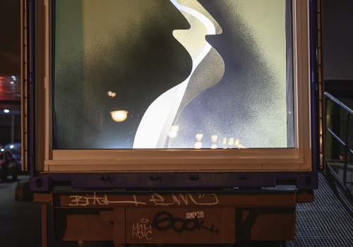 Fotografia przedstawiająca instalację artystyczną w postaci wyciętych jasnych plansz zamocowanych do szyby galerii LKW, autorstwa Pauliny Grosz.