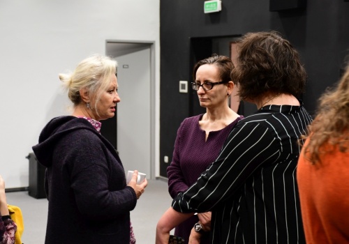 Zdjęcie, uwieczniona Dyrektor CSW ŁAŹNIA – Jadwiga Charzyńska w trakcie rozmowy z dwiema uczestniczkami spotkania.