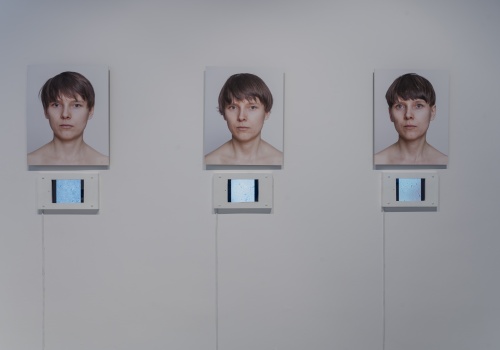 2.	Trzy fotografie rozwieszone na jasnej ścianie. Fotografie ukazują tą samą kobietę. Na każdej fotografii ma odrobinę inną fryzurę.