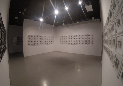 Sala wystawiennicza z licznymi pracami autorstwa Adrei Mastrovito ukazujące kadry z filmów.