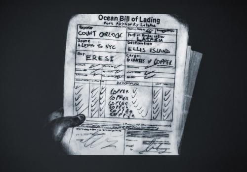 Czarno – biały rysunek przedstawiający ręcznie wypisany rachunek, trzymany na bardzo ciemnym tle.