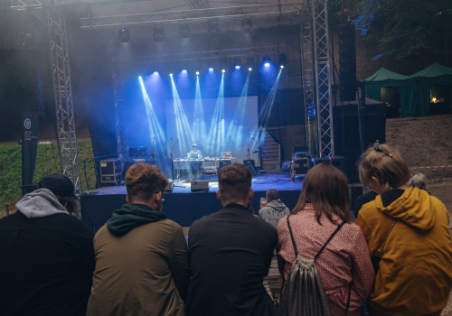 Kadr na oświetloną scenę Teatru Leśnego, wraz z widownią wydarzenia „INPROGRESS 2021”.