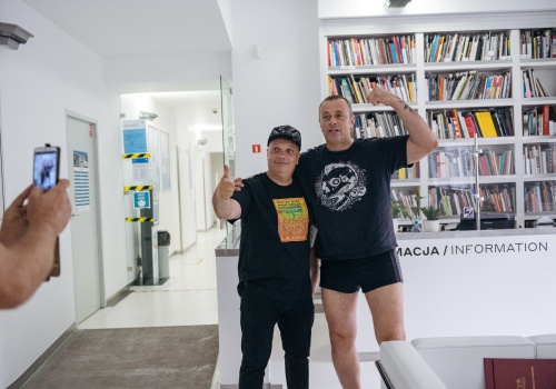 Krzysztof Skiba oraz Tymon Tymański pozujący do zdjęcia wewnątrz CSW Łaźnia.