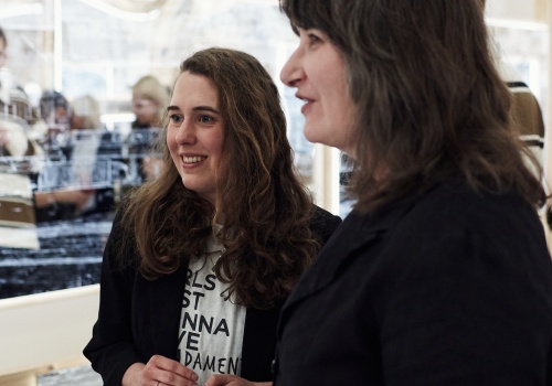 Zdjęcie. Ellen Harvey rozmawiająca z jedną z uczestniczek wernisażu wewnątrz instalacji artystycznej „Arkadia”.
