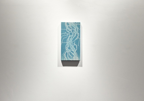 Obraz. Na ścianie na prostokątnym płótnie w pionie przedstawione formy nawiązujące do płynącej rzeki. Praca w odcieniach niebieskich. Praca autorstwa Anny Kędziory.