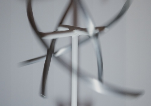 Zdjęcie. Zbliżenie na składającą się z wygiętych, metalowych prętów pracę Londona Tsai’a „Fibracja Hopf'a II: przestrzeń wygenerowana wirnikiem” ukazaną w ruchu i stroboskopowym świetle.