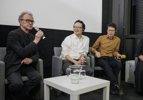 Zdjęcie. Dyskusja o sztuce cybernetycznej. Trzej siedzący mężczyźni biorący udział w dyskusji. Od lewej: Ryszard Kluszczyński, London Tsai i Ming Tsai.